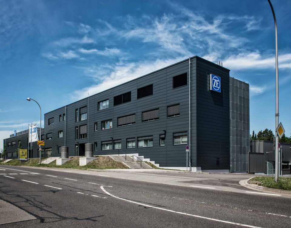 Verwaltungsgebäude und Produktionshalle ZF